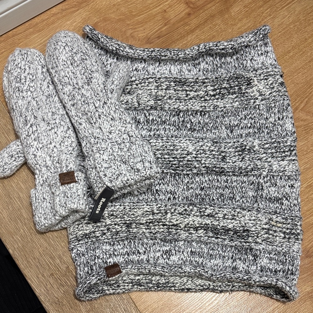 Roots Gray Knit Mittens and Scarf Set